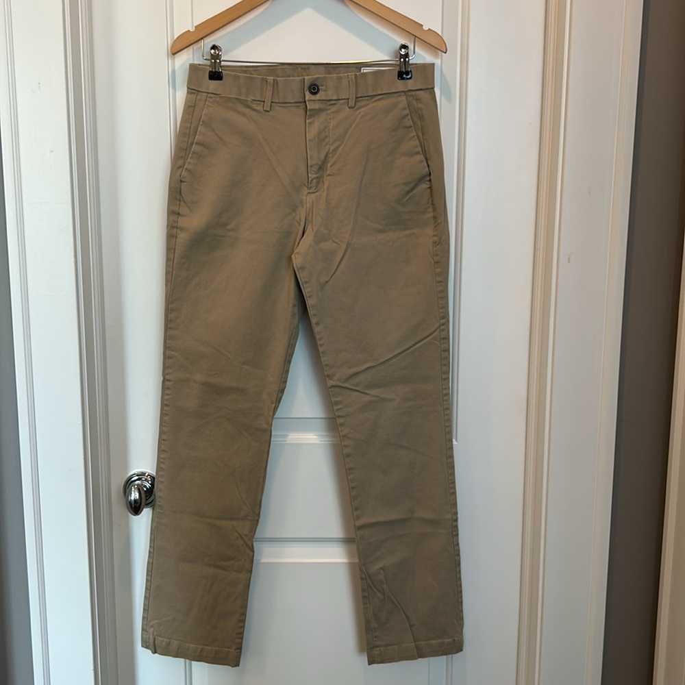 GAP flat front khaki pants . Men size 30/32 straight.